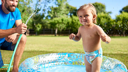 Consejos y recomendaciones de Huggies sobre cómo participar en juegos acuáticos seguros y ayudar a desarrollar las habilidades motrices de tu bebé.