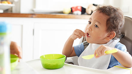 Los consejos y recomendaciones de Huggies pueden ayudar a garantizar que tu bebé reciba las vitaminas esenciales a la hora de comer.
