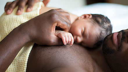 Consejos y recomendaciones de Huggies sobre los beneficios de abrazar a tu bebé.