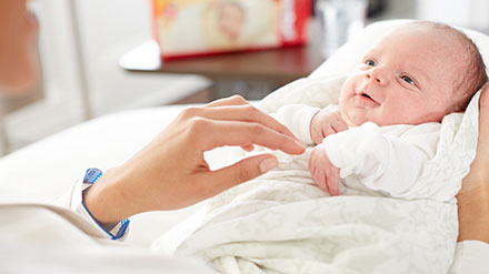 Consejos y recomendaciones de Huggies sobre qué esperar durante las diferentes etapas del desarrollo de tu bebé.