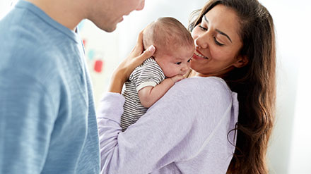 Consejos y recomendaciones de Huggies para que tu bebé se sienta bien apenas llegue a casa por primera vez.