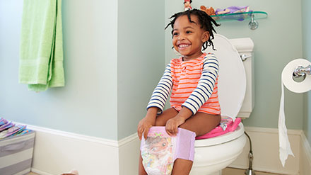 Consejos y recomendaciones de Huggies sobre cómo entrenar a tu pequeño para que use el baño.