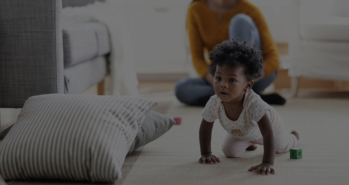 Aprende a crear un hogar seguro para tu bebé con consejos y recomendaciones de Huggies sobre cómo proteger a los niños.
