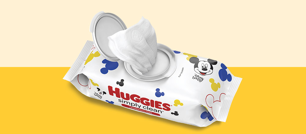 Un emballage ouvert de lingettes Huggies Simply Clean sans parfum avec motifs de Mickey Mouse