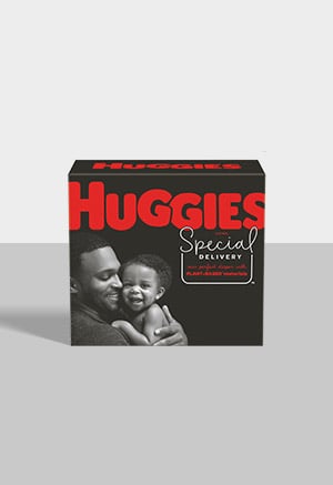Une boîte de couches Huggies Special Delivery avec un arrière-plan gris