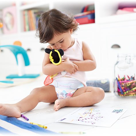 Tout-petit qui joue avec Mickey Mouse sur le plancher